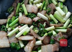 家常五花肉炒蒜芯的做法图解10