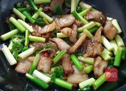 家常五花肉炒蒜芯的做法图解11