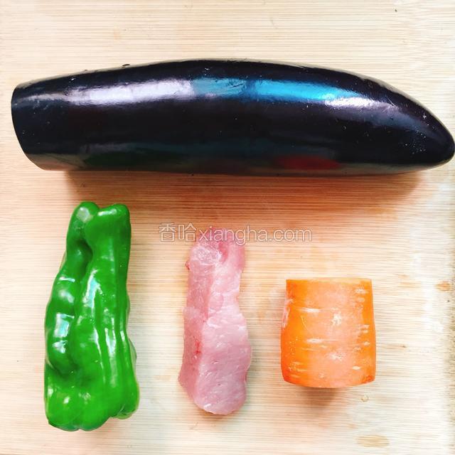 准备食材，将茄子去头，各种蔬菜洗净
