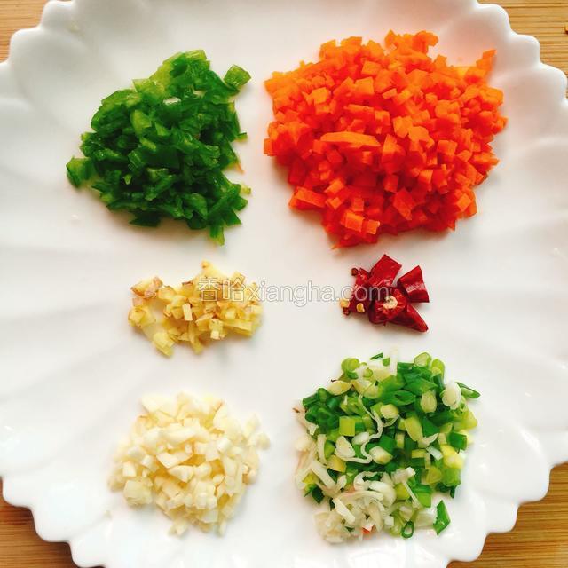 将青椒 胡萝卜切成与瘦肉大小相同的小丁、葱切碎花、蒜和姜切成小丁、辣椒壳切小段，放入盘中备用
