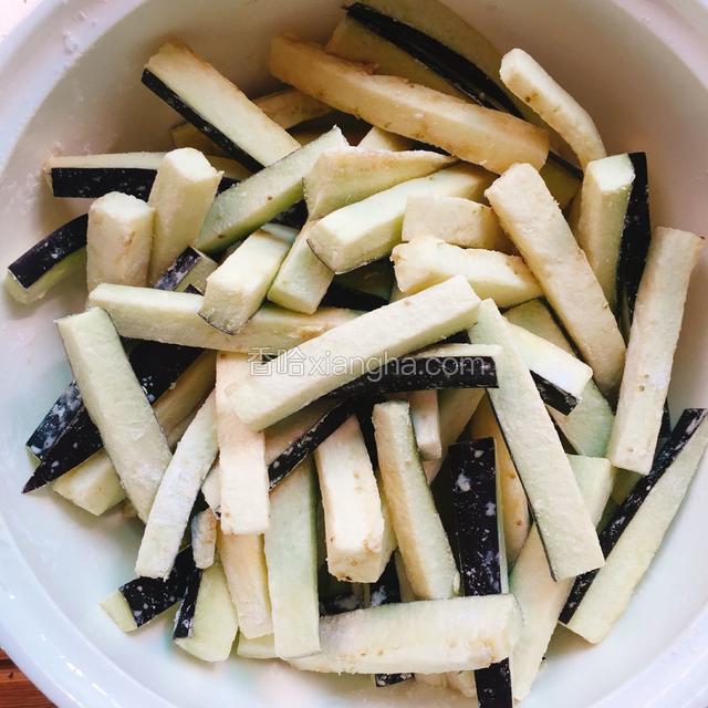 上下翻动，使茄条都能均匀裹上干淀粉