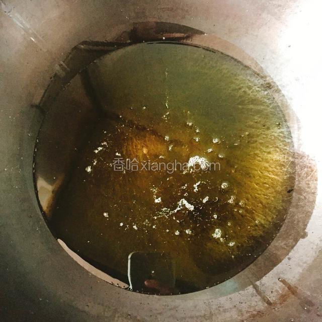 锅中倒入适量食用油，大火烧制油温至六七分热（可以用筷子放进去试油温，有小气泡产生）