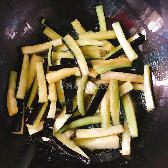 倒入裹上干淀粉得茄条，改为中小火炸