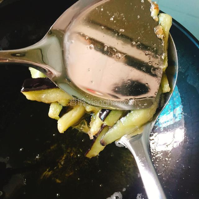 炸制到茄子外表的淀粉成酥泛黄即可，用漏勺捞起，用锅铲按压，把茄子吸进去的挤出来