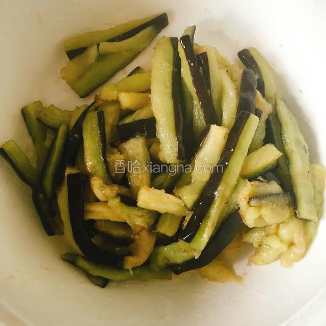 茄子炸好控油后放入盆器中备用