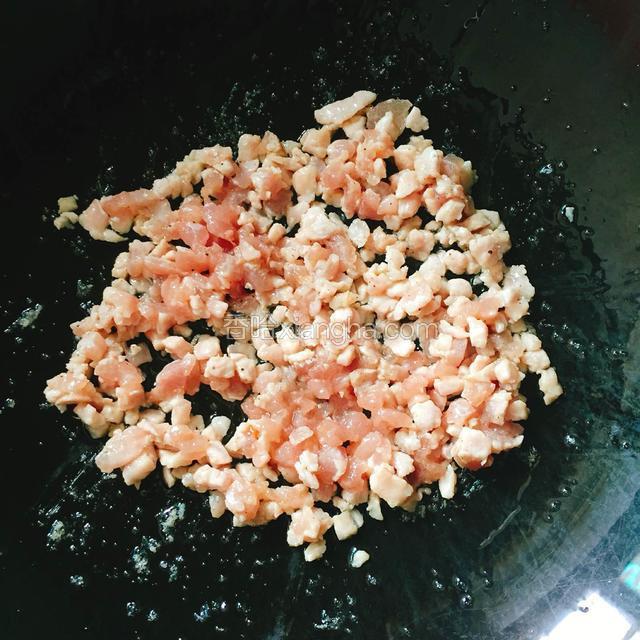 锅中留少许油，倒入腌制好的肉丁小火煸炒