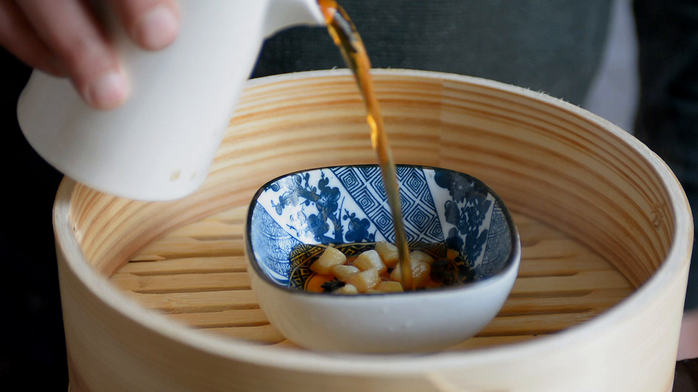 干贝上笼，加黄酒去腥