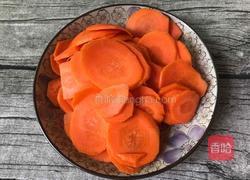 胡萝卜木耳炒肉的做法图解1