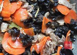 胡萝卜木耳炒肉的做法图解8