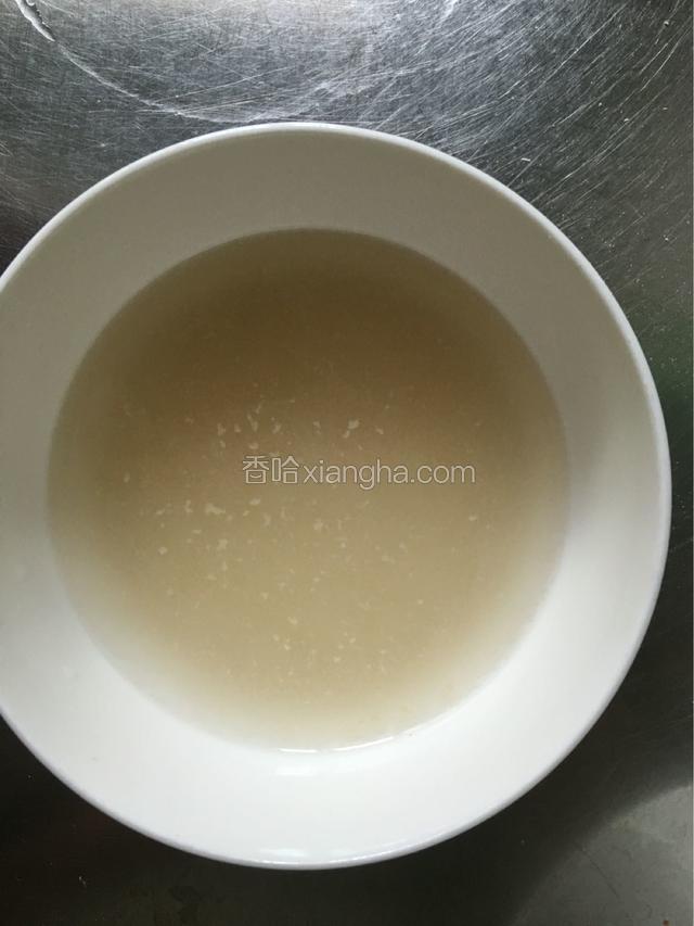 用温水和开2g酵母和30g的白糖。