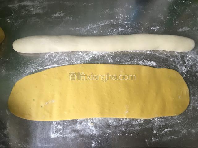 把南瓜的擀成长方形。