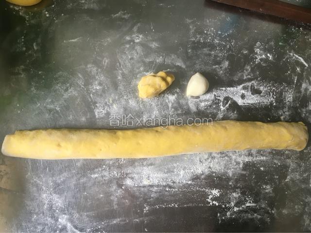包起来，把剩余的切出来，再把面揉的圆一点。