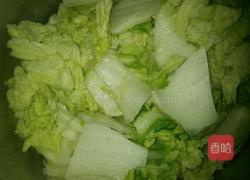 白菜肉丸汤的做法图解1