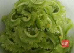 苦瓜炒肉的做法图解1