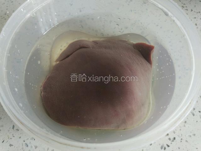 猪肝放入清水泡30分钟，除去血水