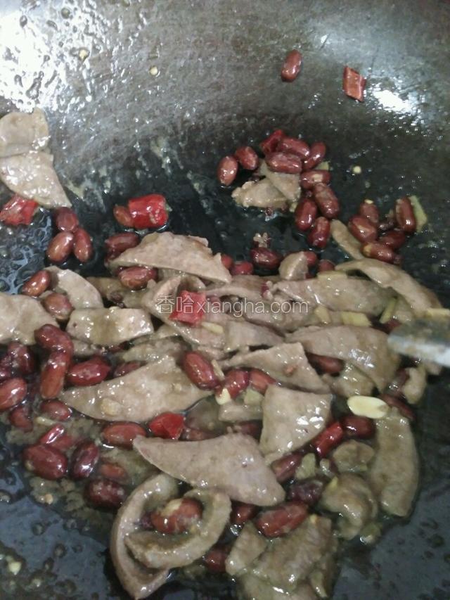 加入猪肝翻炒片刻，随即加入花生米，少许的盐炒均匀