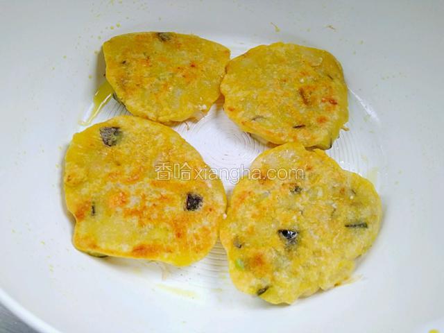 翻面，再煎另一面，差不多一两分钟即可