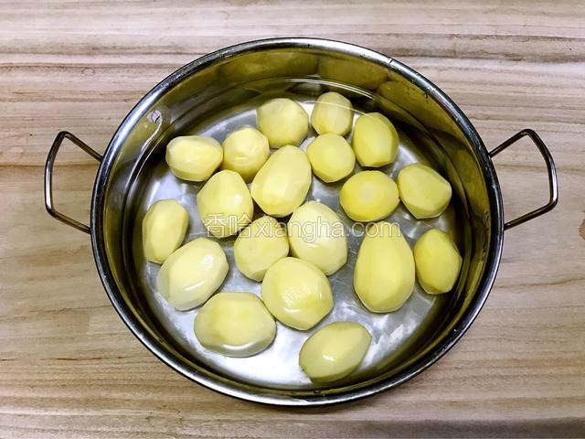 小土豆刨皮后泡清水10分钟