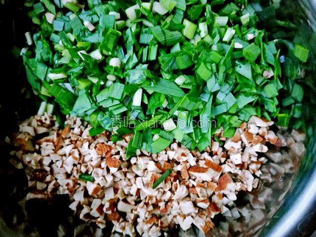 将韭菜豆腐干切成小颗粒。