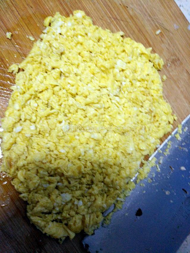 鸡蛋用油炒熟后，用刀切碎。
