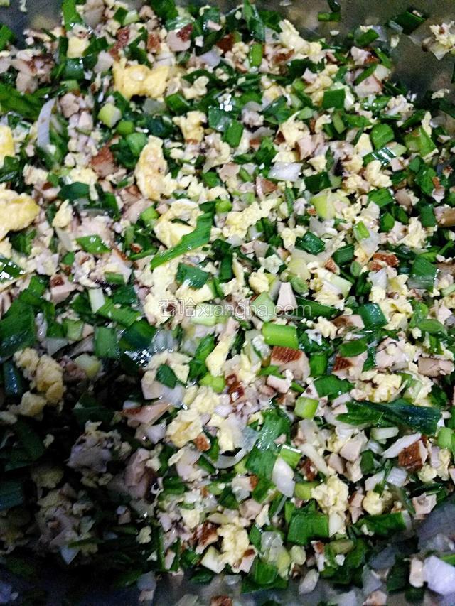 将韭菜，豆腐干，鸡蛋，香菇，葱等颗粒搅拌均匀。