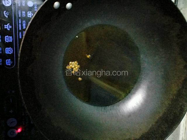 锅内热油放适量麻椒爆香。