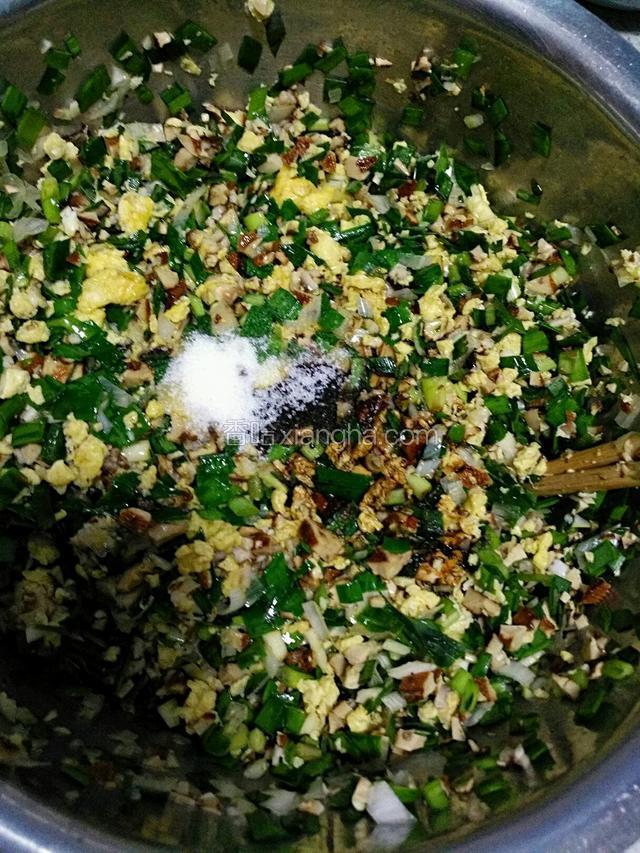 馅内放适量盐，十三香，老抽，香油，花椒油。油热后，将麻椒捡出去，把热油倒进来。
