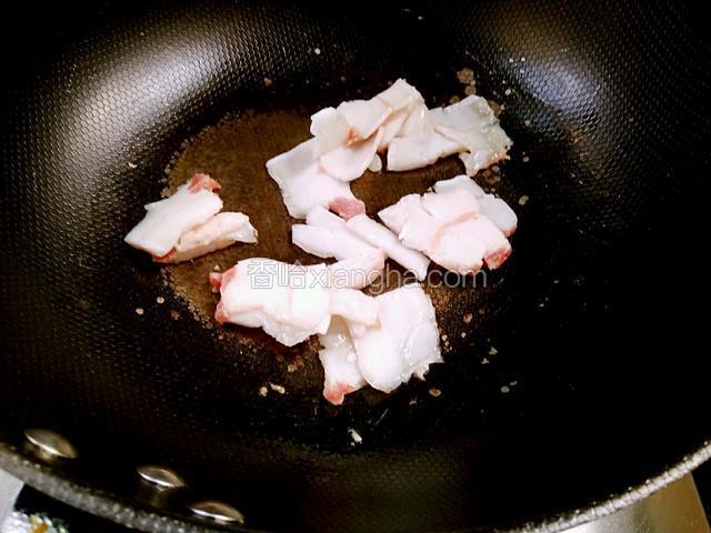 热锅下肥肉，开中火
