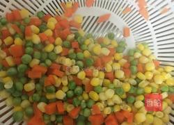 玉米胡萝卜豌豆粒的做法图解2