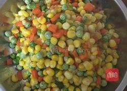 玉米胡萝卜豌豆粒的做法图解4