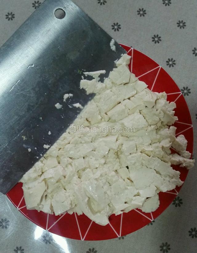 用刀背将豆腐碾碎；