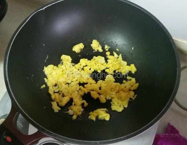 起锅热油，将鸡蛋煎熟盛盘待用；
