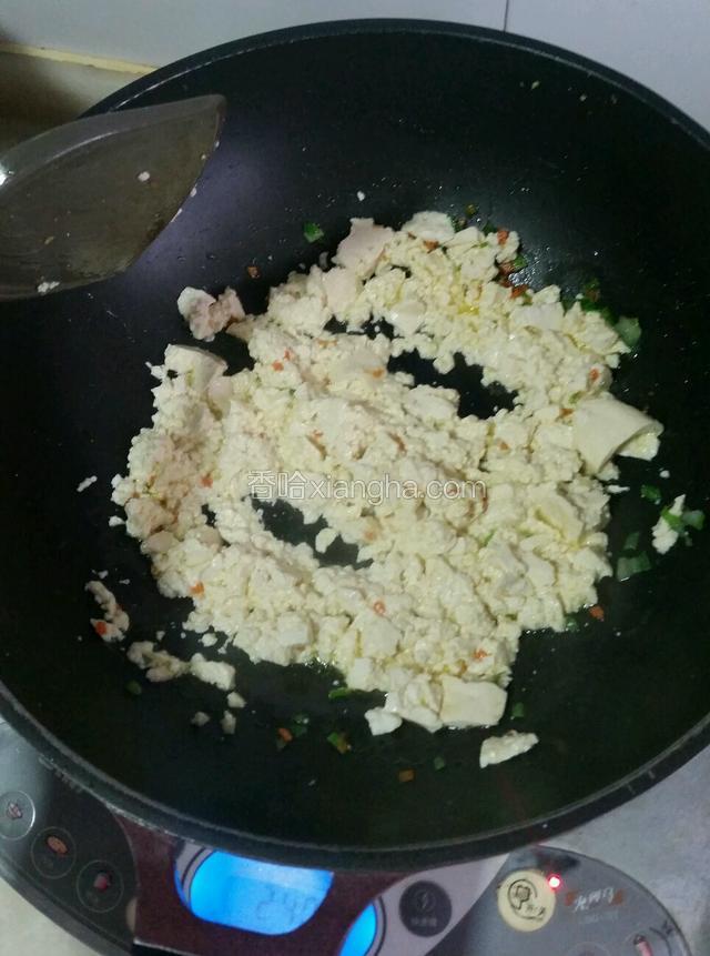倒入豆腐翻炒，加盐、十三香、白胡椒粉调味；