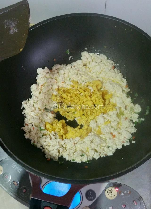 倒入炒熟的鸡蛋翻炒几下；