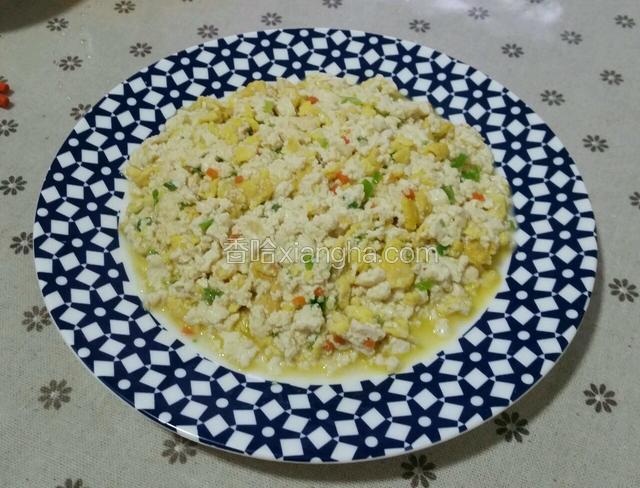 软嫩鲜香的鸡刨豆腐配米饭吃很下饭。