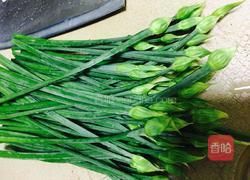 银鱼炒韭苗的做法图解2