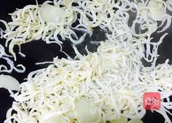 银鱼炒韭苗的做法图解5