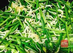 银鱼炒韭苗的做法图解9