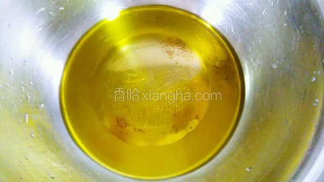锅烧热，加入食用油