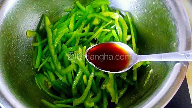 加入一小勺蚝油，半小勺盐