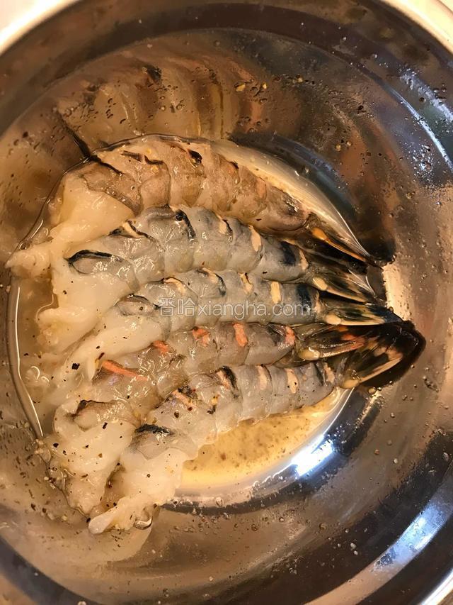 虾仁用料酒腌制