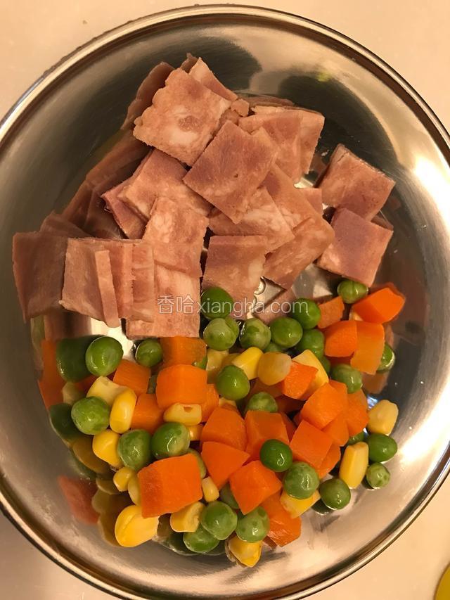 培根切小片，蔬菜丁解冻