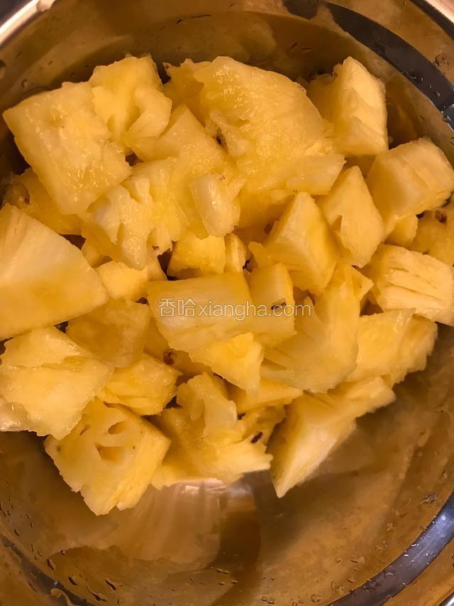 菠萝挖出后切小块备用