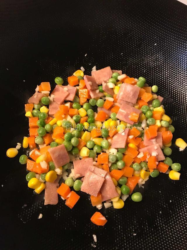 热锅凉油后依次加入：大蒜碎，蔬菜丁，培根，虾仁，杂粮饭，生抽，蚝油，盐，菠萝块