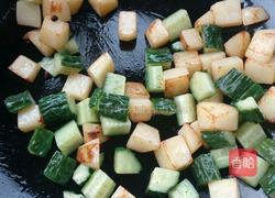 土豆黄瓜丁的做法图解4