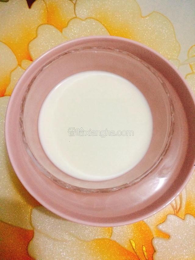 牛奶放入热水中隔水温热。