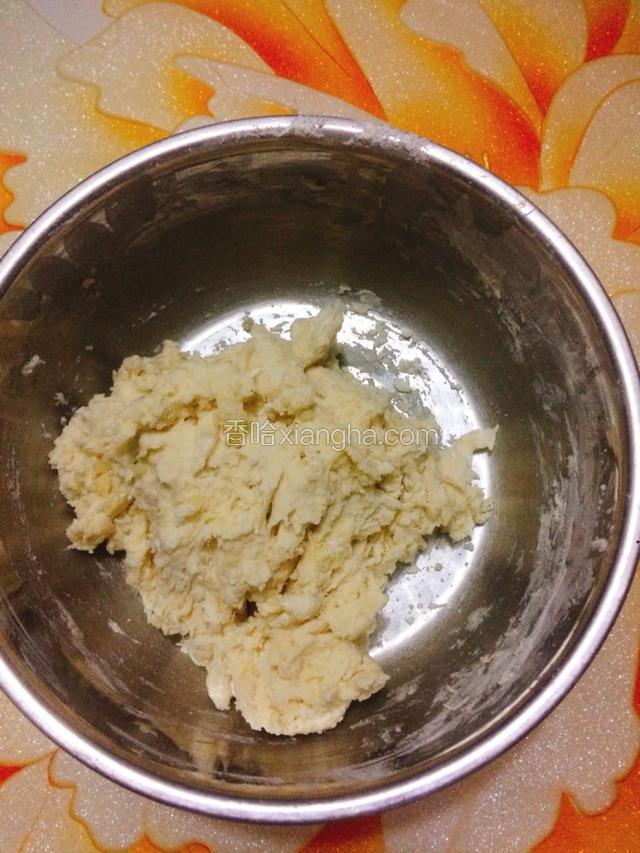 把步骤4的牛奶慢慢倒入步骤3中，用筷子搅拌成絮状。
