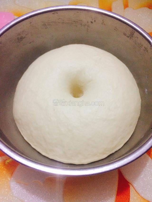发酵至面团原来的两倍大，用手指沾面粉戳一个洞不会回缩就是发好了。