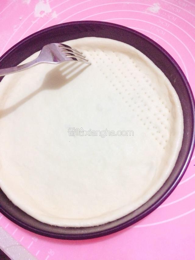 用餐叉在饼皮上均匀地扎上小孔，以防止饼皮在烤的时候膨胀。