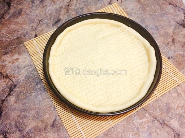 放入烤箱中层，上下火150度烤8分钟（可以不用预热烤箱）。